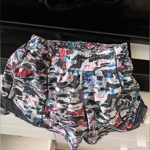Lululemon Hotty Hot 4 inch shorts